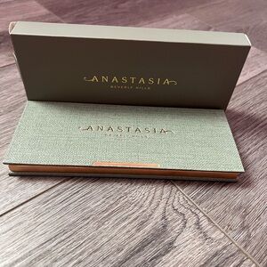 Anastasia Beverly Hills- Nouveau eyeshadow palette 
Urban decay naked wild West